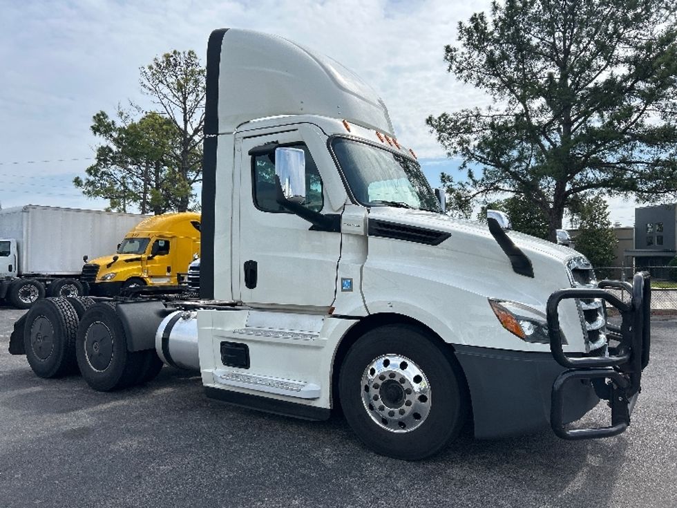 Day Cab Tractor-Heavy Duty Tractors-Freightliner-2020-T12664ST-Homewood-AL-656,810\n\t\tmiles-$ 30,750 - Image 1