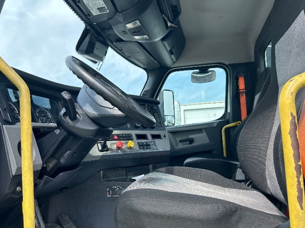 Day Cab Tractor-Heavy Duty Tractors-Freightliner-2020-T12664ST-Homewood-AL-656,810\n\t\tmiles-$ 30,750 - Image 10