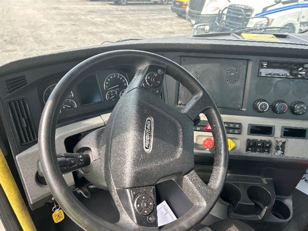 Day Cab Tractor-Heavy Duty Tractors-Freightliner-2020-T12664ST-Homewood-AL-656,810\n\t\tmiles-$ 30,750 - Image 11