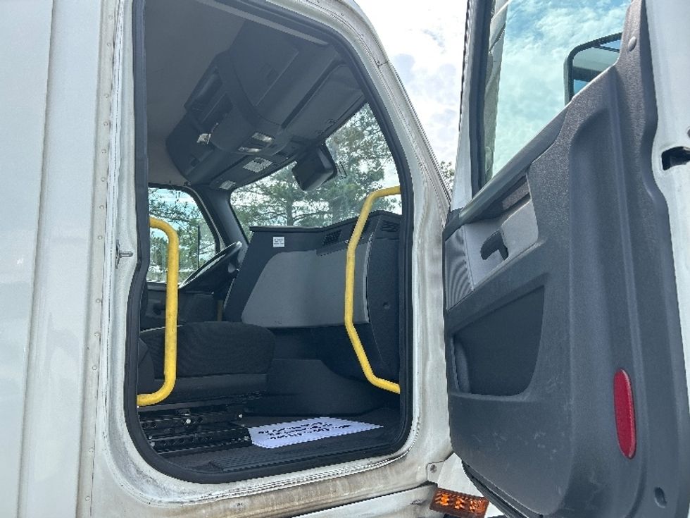 Day Cab Tractor-Heavy Duty Tractors-Freightliner-2020-T12664ST-Homewood-AL-656,810\n\t\tmiles-$ 30,750 - Image 12
