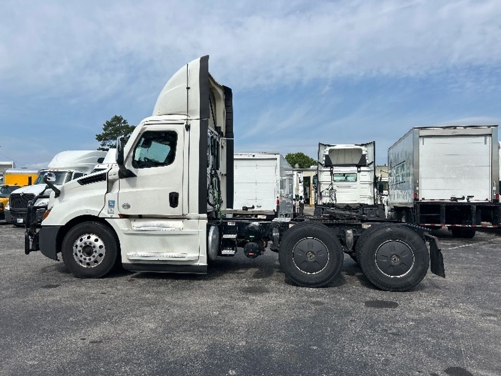Day Cab Tractor-Heavy Duty Tractors-Freightliner-2020-T12664ST-Homewood-AL-656,810\n\t\tmiles-$ 30,750 - Image 4