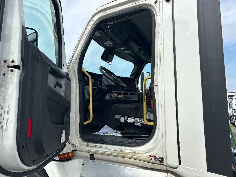 Day Cab Tractor-Heavy Duty Tractors-Freightliner-2020-T12664ST-Homewood-AL-656,810\n\t\tmiles-$ 30,750 - Image 9