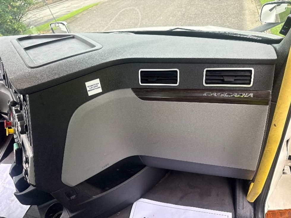 Day Cab Tractor-Heavy Duty Tractors-Freightliner-2020-T12664ST-Homewood-AL-660,727\n\t\tmiles-$ 32,500 - Image 13