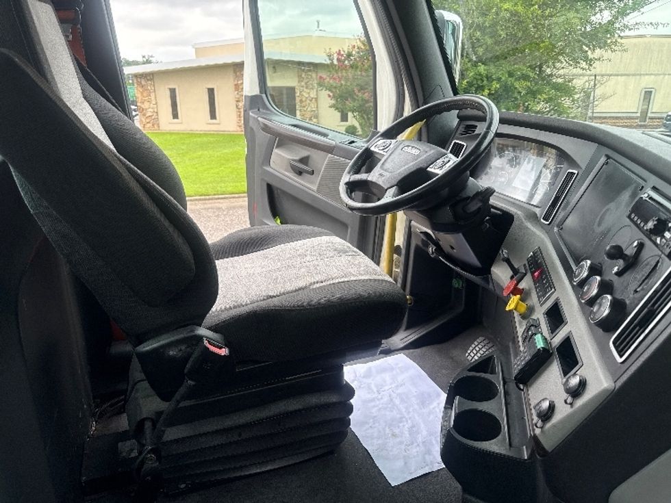 Day Cab Tractor-Heavy Duty Tractors-Freightliner-2020-T12664ST-Homewood-AL-660,727\n\t\tmiles-$ 32,500 - Image 14