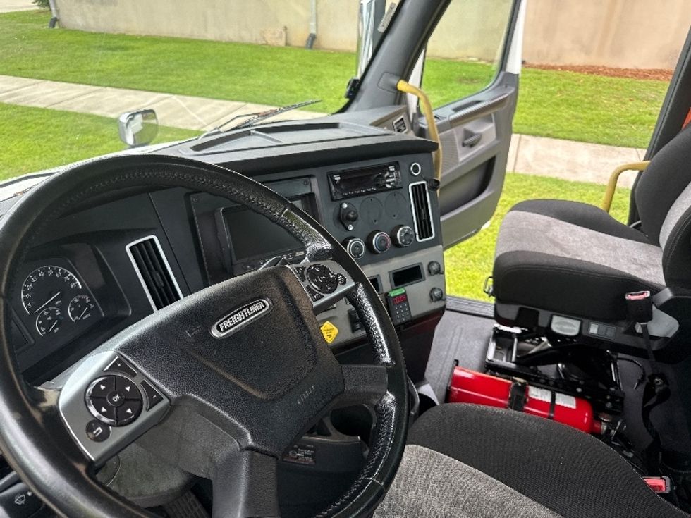 Day Cab Tractor-Heavy Duty Tractors-Freightliner-2020-T12664ST-Homewood-AL-664,154\n\t\tmiles-$ 32,250 - Image 10