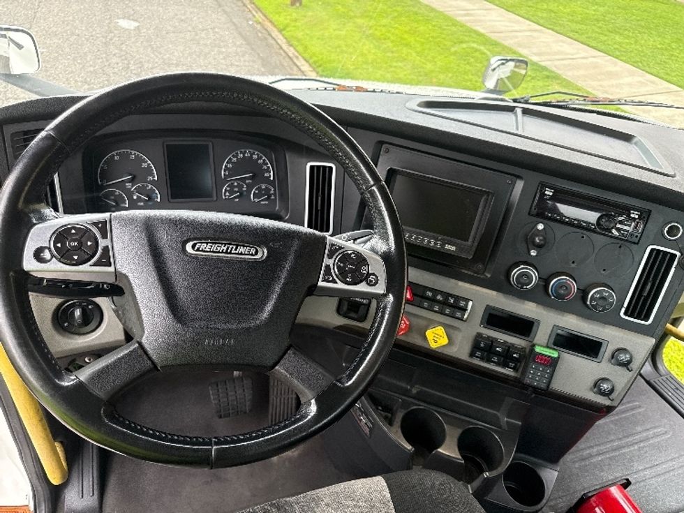 Day Cab Tractor-Heavy Duty Tractors-Freightliner-2020-T12664ST-Homewood-AL-664,154\n\t\tmiles-$ 32,250 - Image 11