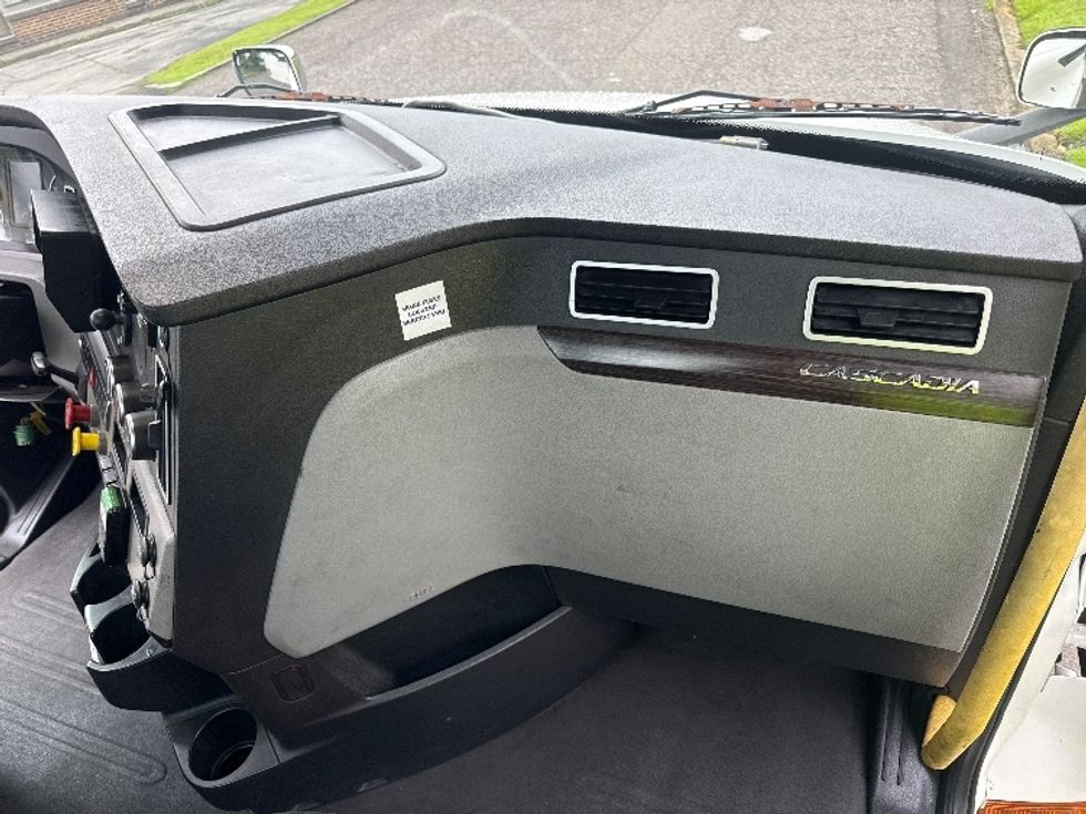 Day Cab Tractor-Heavy Duty Tractors-Freightliner-2020-T12664ST-Homewood-AL-664,154\n\t\tmiles-$ 32,250 - Image 13