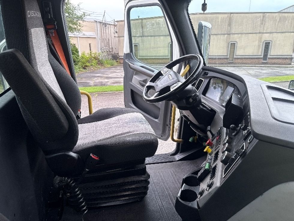 Day Cab Tractor-Heavy Duty Tractors-Freightliner-2020-T12664ST-Homewood-AL-664,154\n\t\tmiles-$ 32,250 - Image 14