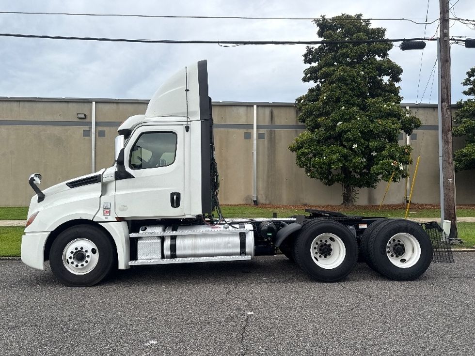 Day Cab Tractor-Heavy Duty Tractors-Freightliner-2020-T12664ST-Homewood-AL-664,154\n\t\tmiles-$ 32,250 - Image 4