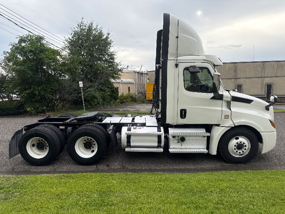 Day Cab Tractor-Heavy Duty Tractors-Freightliner-2020-T12664ST-Homewood-AL-664,154\n\t\tmiles-$ 32,250 - Image 8