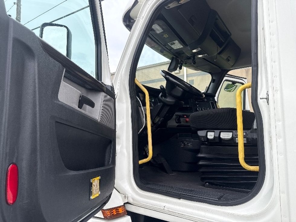 Day Cab Tractor-Heavy Duty Tractors-Freightliner-2020-T12664ST-Homewood-AL-664,154\n\t\tmiles-$ 32,250 - Image 9