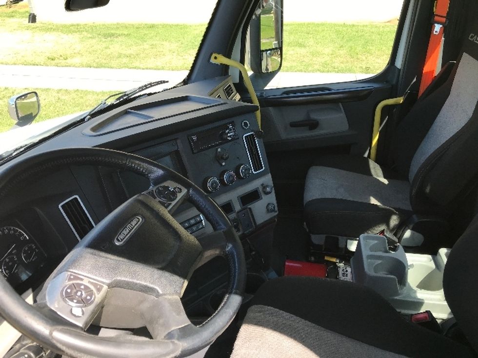 Day Cab Tractor-Heavy Duty Tractors-Freightliner-2020-T12664ST-Homewood-AL-670,782\n\t\tmiles-$ 31,500 - Image 10