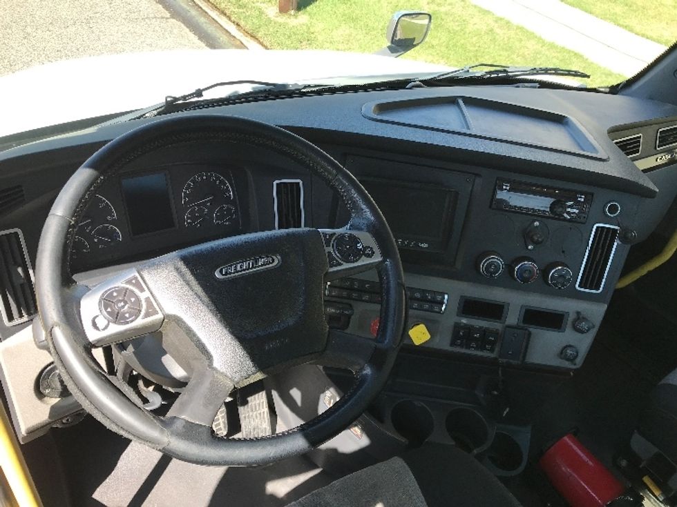 Day Cab Tractor-Heavy Duty Tractors-Freightliner-2020-T12664ST-Homewood-AL-670,782\n\t\tmiles-$ 31,500 - Image 11