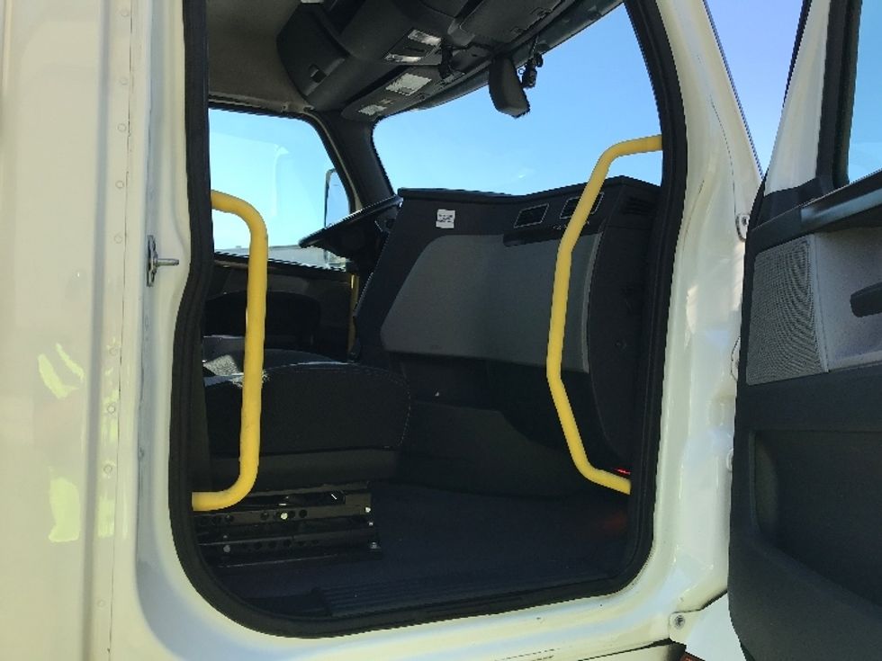 Day Cab Tractor-Heavy Duty Tractors-Freightliner-2020-T12664ST-Homewood-AL-670,782\n\t\tmiles-$ 31,500 - Image 12