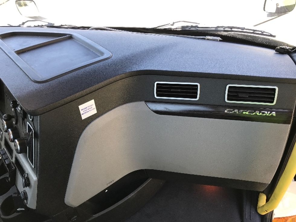 Day Cab Tractor-Heavy Duty Tractors-Freightliner-2020-T12664ST-Homewood-AL-670,782\n\t\tmiles-$ 31,500 - Image 13