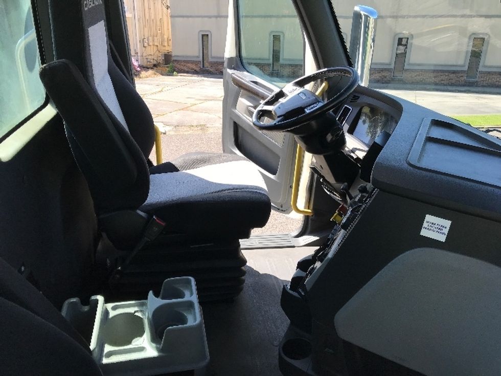 Day Cab Tractor-Heavy Duty Tractors-Freightliner-2020-T12664ST-Homewood-AL-670,782\n\t\tmiles-$ 31,500 - Image 14