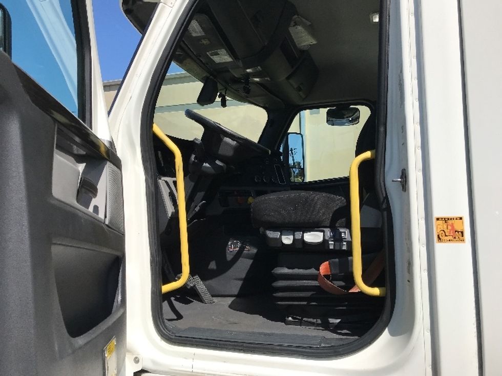 Day Cab Tractor-Heavy Duty Tractors-Freightliner-2020-T12664ST-Homewood-AL-670,782\n\t\tmiles-$ 31,500 - Image 9