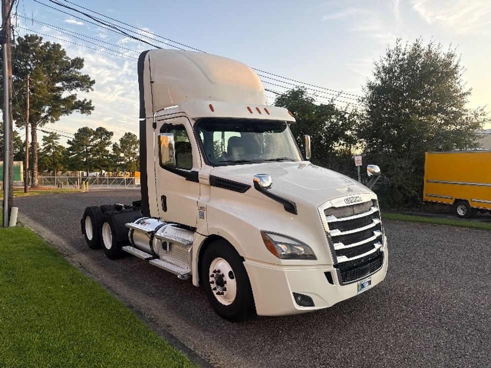 Day Cab Tractor-Heavy Duty Tractors-Freightliner-2020-T12664ST-Homewood-AL-674,954\n\t\tmiles-$ 31,250 - Image 1