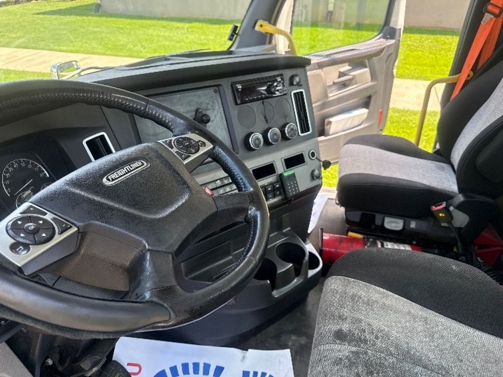 Day Cab Tractor-Heavy Duty Tractors-Freightliner-2020-T12664ST-Homewood-AL-674,954\n\t\tmiles-$ 31,250 - Image 10