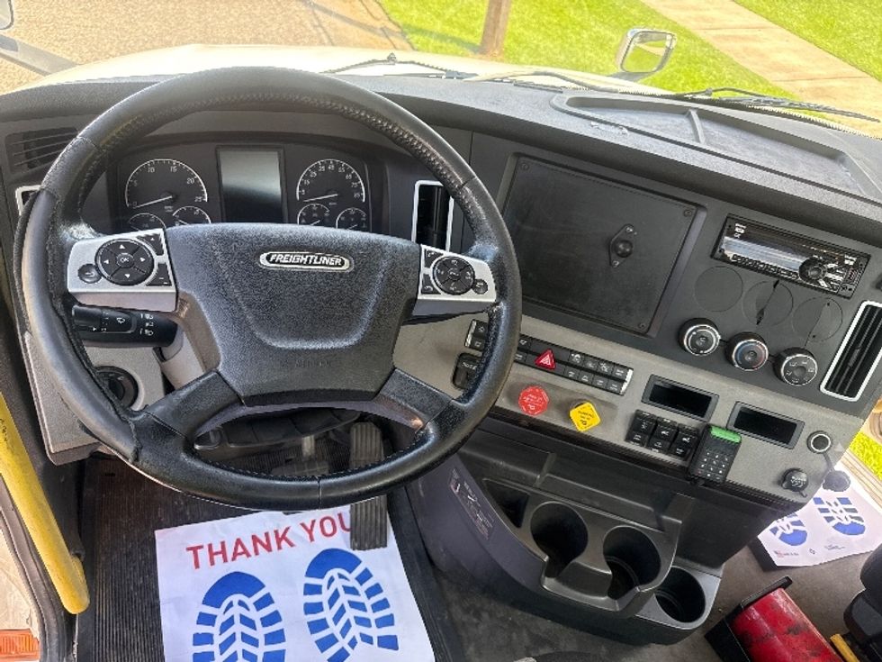 Day Cab Tractor-Heavy Duty Tractors-Freightliner-2020-T12664ST-Homewood-AL-674,954\n\t\tmiles-$ 31,250 - Image 11
