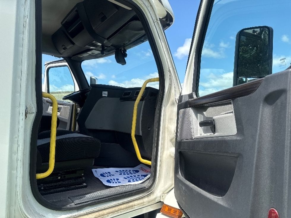 Day Cab Tractor-Heavy Duty Tractors-Freightliner-2020-T12664ST-Homewood-AL-674,954\n\t\tmiles-$ 31,250 - Image 12