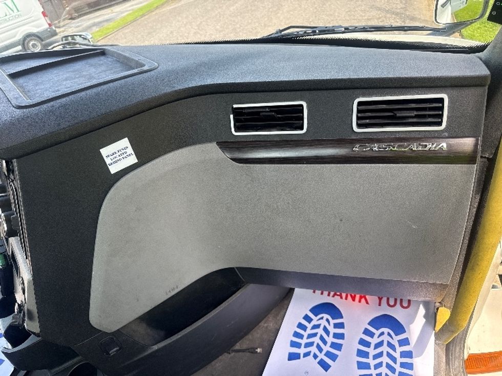 Day Cab Tractor-Heavy Duty Tractors-Freightliner-2020-T12664ST-Homewood-AL-674,954\n\t\tmiles-$ 31,250 - Image 13