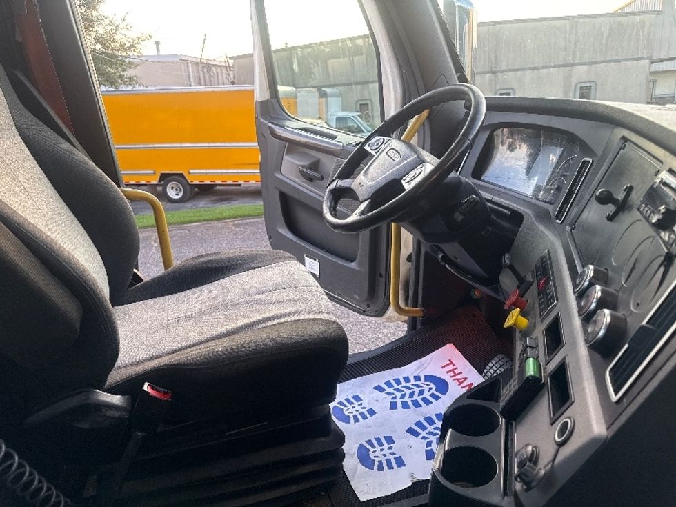 Day Cab Tractor-Heavy Duty Tractors-Freightliner-2020-T12664ST-Homewood-AL-674,954\n\t\tmiles-$ 31,250 - Image 14