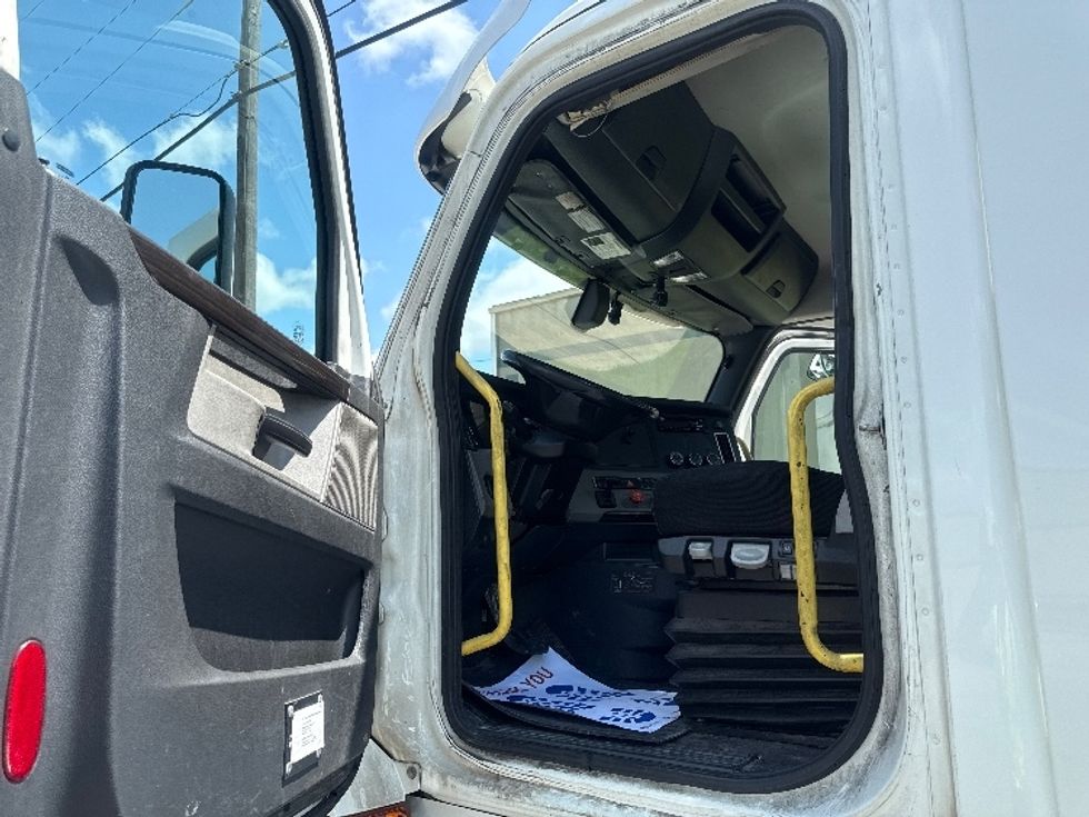 Day Cab Tractor-Heavy Duty Tractors-Freightliner-2020-T12664ST-Homewood-AL-674,954\n\t\tmiles-$ 31,250 - Image 9