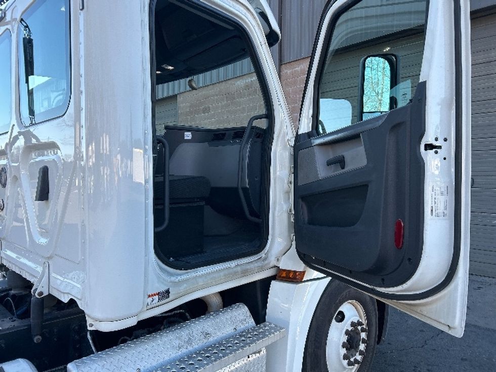 Day Cab Tractor-Heavy Duty Tractors-Freightliner-2020-T12664ST-Hot Springs-AR-295,869\n\t\tmiles-$ 59,500 - Image 12