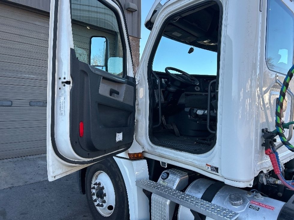 Day Cab Tractor-Heavy Duty Tractors-Freightliner-2020-T12664ST-Hot Springs-AR-295,869\n\t\tmiles-$ 59,500 - Image 9