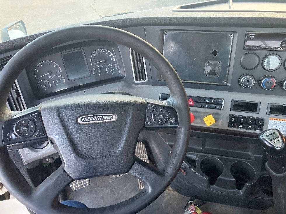 Day Cab Tractor-Heavy Duty Tractors-Freightliner-2020-T12664ST-Hot Springs-AR-432,457\n\t\tmiles-$ 14,000 - Image 11