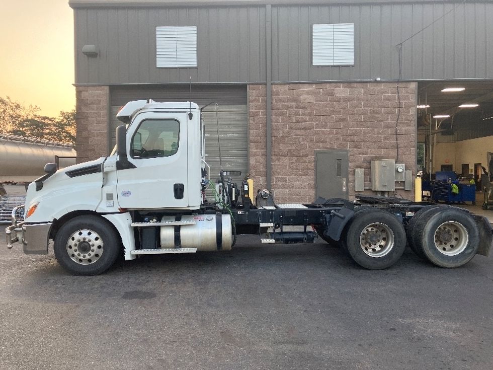 Day Cab Tractor-Heavy Duty Tractors-Freightliner-2020-T12664ST-Hot Springs-AR-432,457\n\t\tmiles-$ 14,000 - Image 4