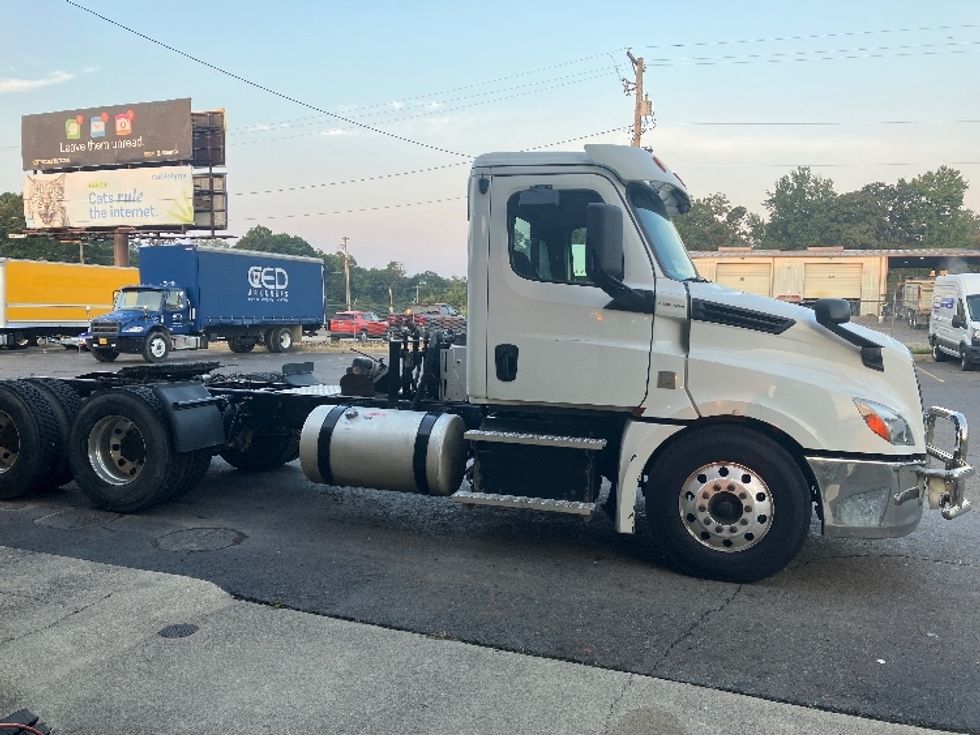 Day Cab Tractor-Heavy Duty Tractors-Freightliner-2020-T12664ST-Hot Springs-AR-432,457\n\t\tmiles-$ 14,000 - Image 8