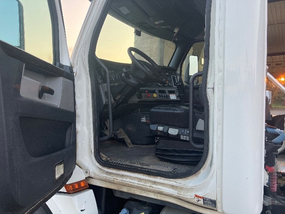 Day Cab Tractor-Heavy Duty Tractors-Freightliner-2020-T12664ST-Hot Springs-AR-432,457\n\t\tmiles-$ 14,000 - Image 9