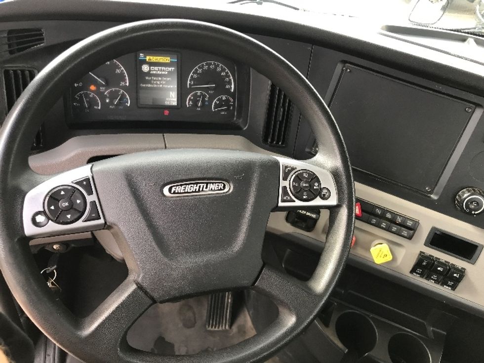 Day Cab Tractor-Heavy Duty Tractors-Freightliner-2020-T12664ST-Houston-TX-139,921\n\t\tmiles-$ 69,250 - Image 11