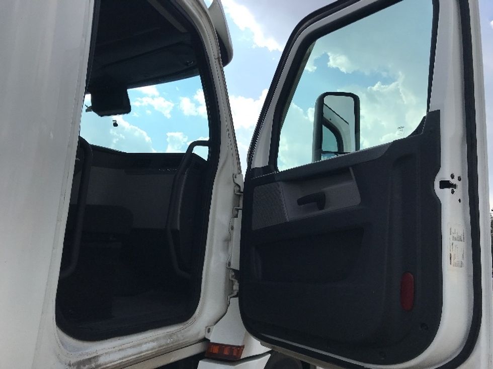 Day Cab Tractor-Heavy Duty Tractors-Freightliner-2020-T12664ST-Houston-TX-139,921\n\t\tmiles-$ 69,250 - Image 12