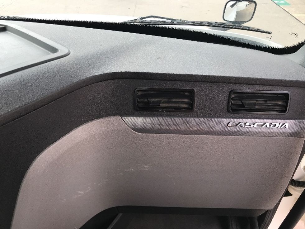 Day Cab Tractor-Heavy Duty Tractors-Freightliner-2020-T12664ST-Houston-TX-139,921\n\t\tmiles-$ 69,250 - Image 13