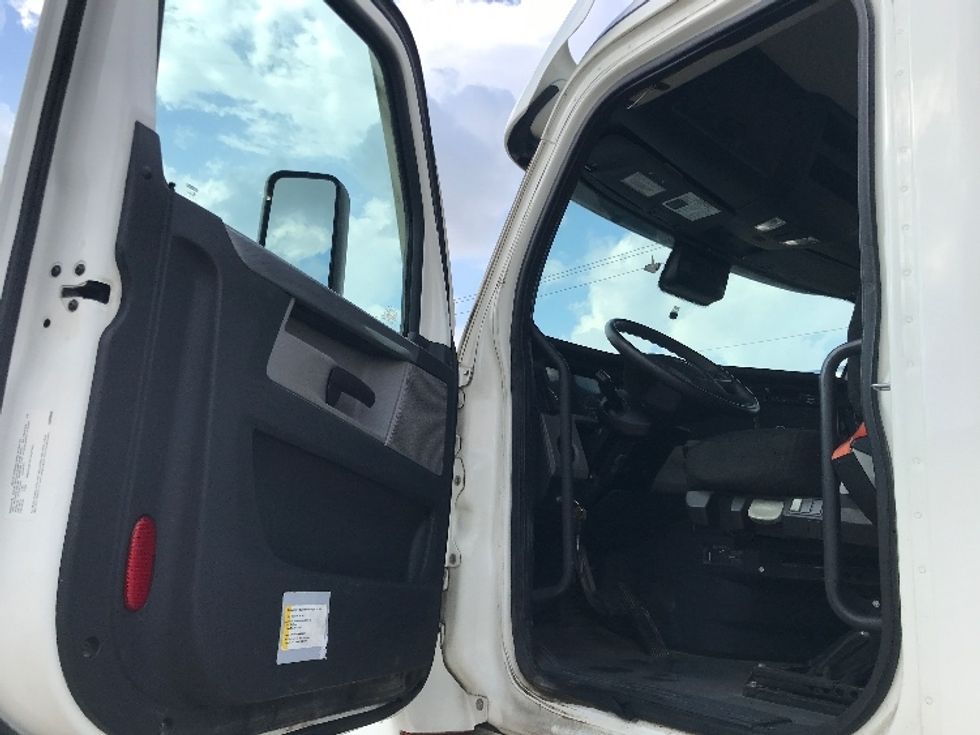 Day Cab Tractor-Heavy Duty Tractors-Freightliner-2020-T12664ST-Houston-TX-139,921\n\t\tmiles-$ 69,250 - Image 9