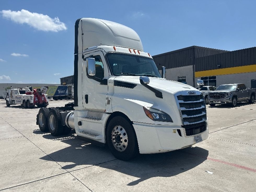 Day Cab Tractor-Heavy Duty Tractors-Freightliner-2020-T12664ST-Houston-TX-196,466\n\t\tmiles-$ 65,000 - Image 1