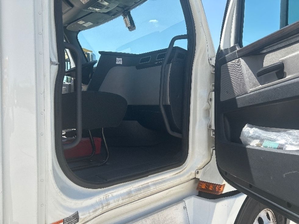 Day Cab Tractor-Heavy Duty Tractors-Freightliner-2020-T12664ST-Houston-TX-196,466\n\t\tmiles-$ 65,000 - Image 12