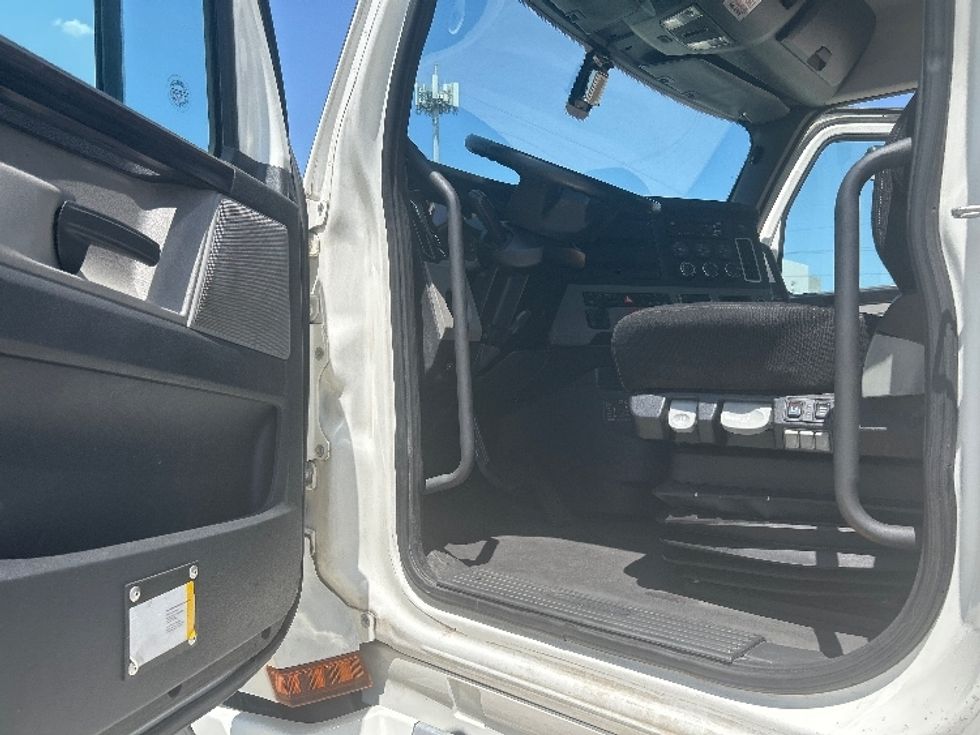 Day Cab Tractor-Heavy Duty Tractors-Freightliner-2020-T12664ST-Houston-TX-196,466\n\t\tmiles-$ 65,000 - Image 9