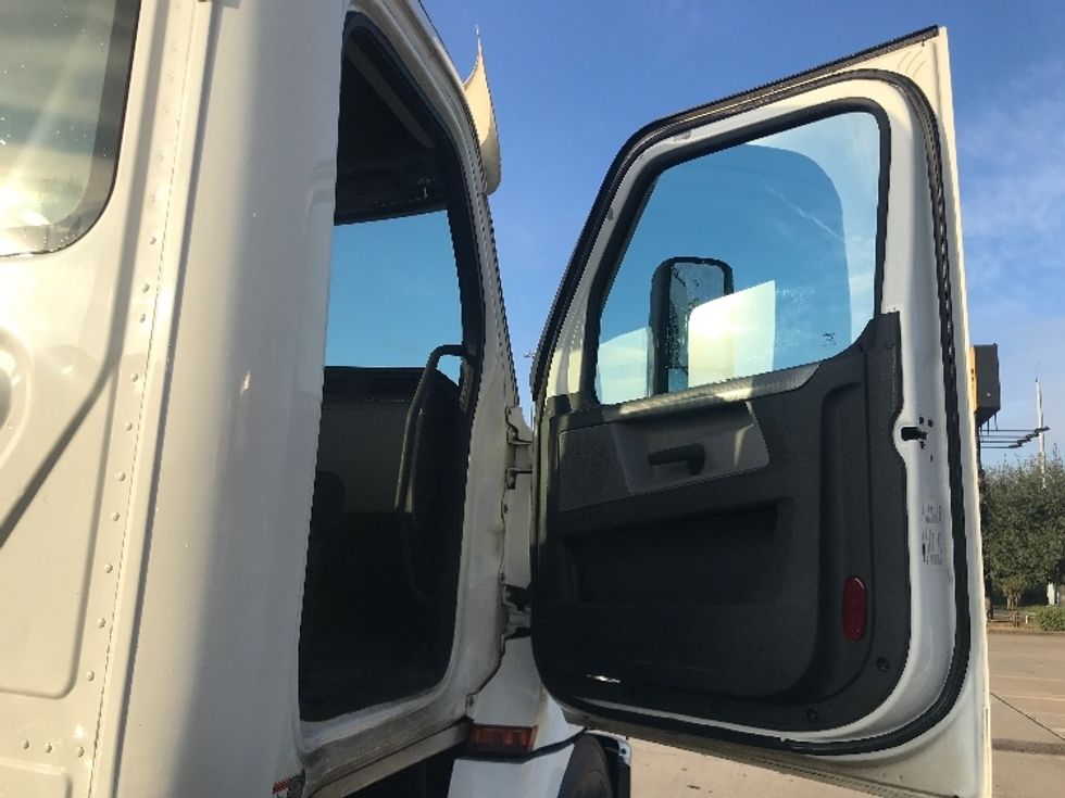 Day Cab Tractor-Heavy Duty Tractors-Freightliner-2020-T12664ST-Houston-TX-209,737\n\t\tmiles-$ 65,000 - Image 12