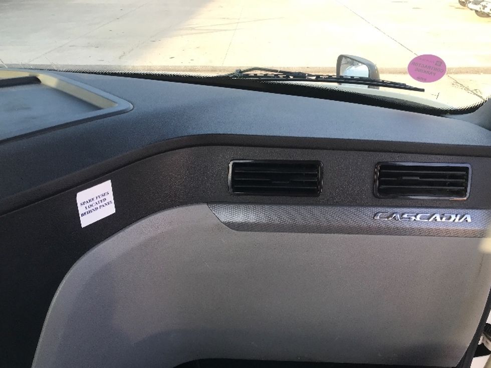 Day Cab Tractor-Heavy Duty Tractors-Freightliner-2020-T12664ST-Houston-TX-209,737\n\t\tmiles-$ 65,000 - Image 13