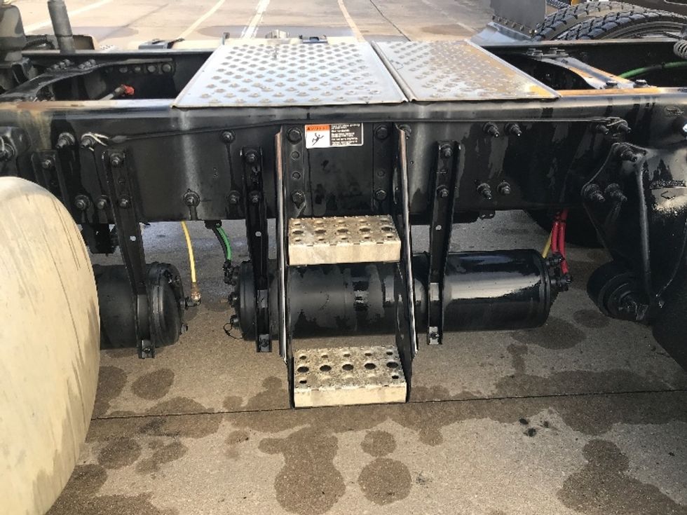 Day Cab Tractor-Heavy Duty Tractors-Freightliner-2020-T12664ST-Houston-TX-209,737\n\t\tmiles-$ 65,000 - Image 17