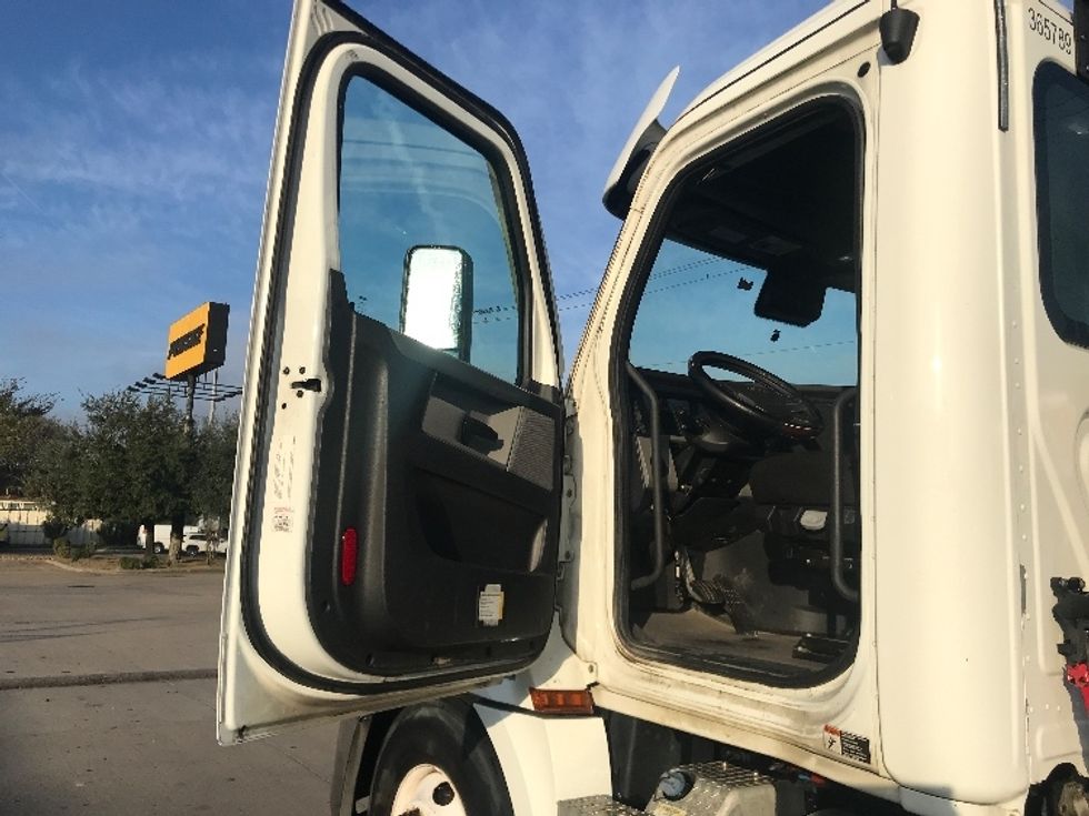 Day Cab Tractor-Heavy Duty Tractors-Freightliner-2020-T12664ST-Houston-TX-209,737\n\t\tmiles-$ 65,000 - Image 9