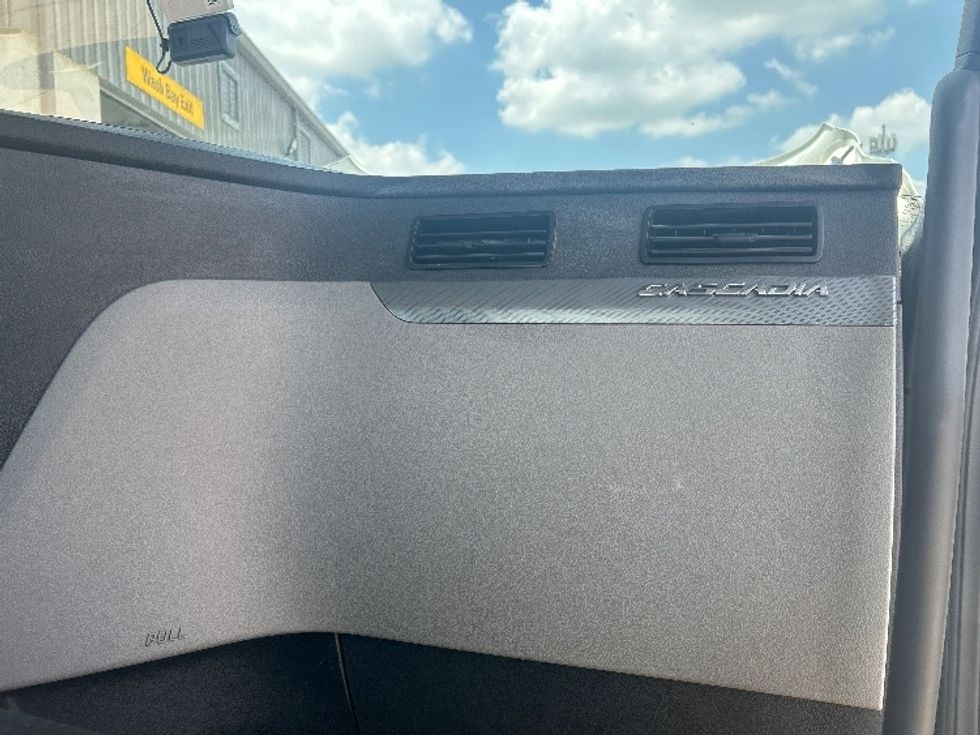 Day Cab Tractor-Heavy Duty Tractors-Freightliner-2020-T12664ST-Houston-TX-245,030\n\t\tmiles-$ 65,500 - Image 13