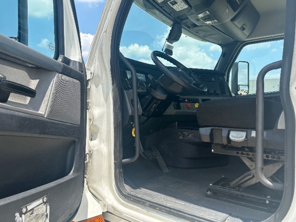 Day Cab Tractor-Heavy Duty Tractors-Freightliner-2020-T12664ST-Houston-TX-245,030\n\t\tmiles-$ 65,500 - Image 9