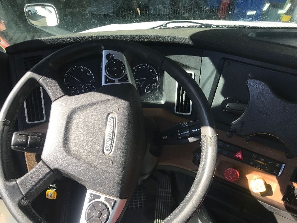 Day Cab Tractor-Heavy Duty Tractors-Freightliner-2020-T12664ST-Houston-TX-252,119\n\t\tmiles-$ 61,500 - Image 11