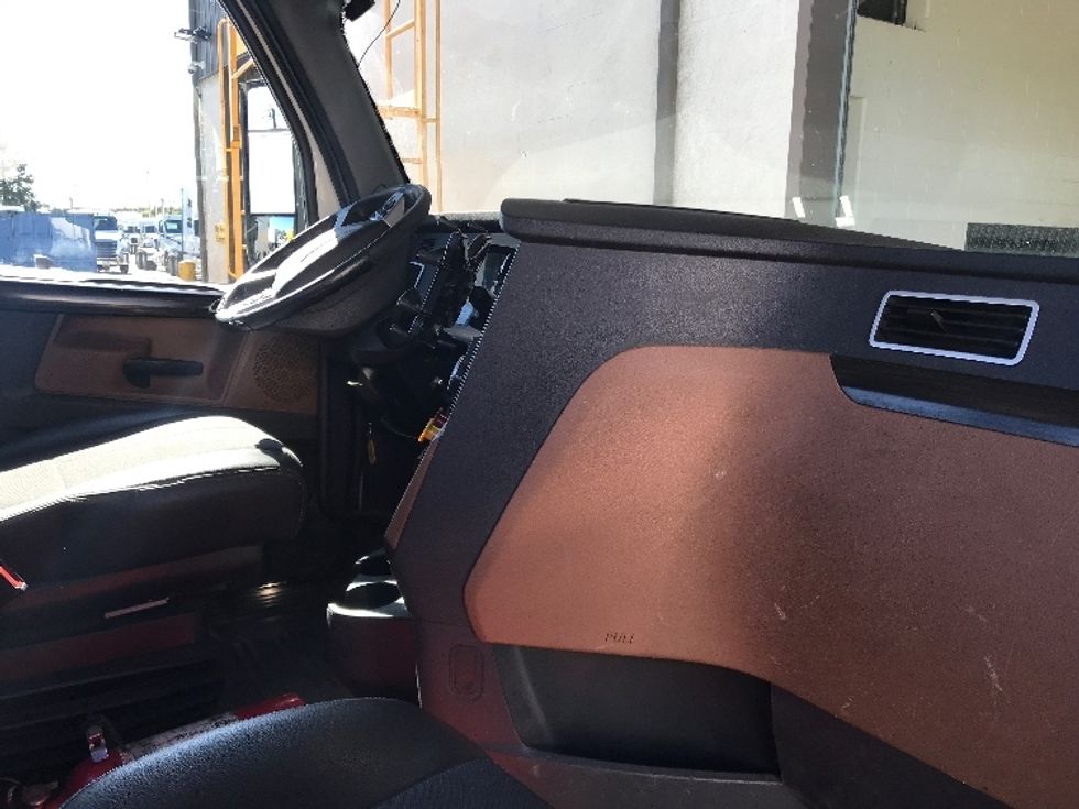 Day Cab Tractor-Heavy Duty Tractors-Freightliner-2020-T12664ST-Houston-TX-252,119\n\t\tmiles-$ 61,500 - Image 14