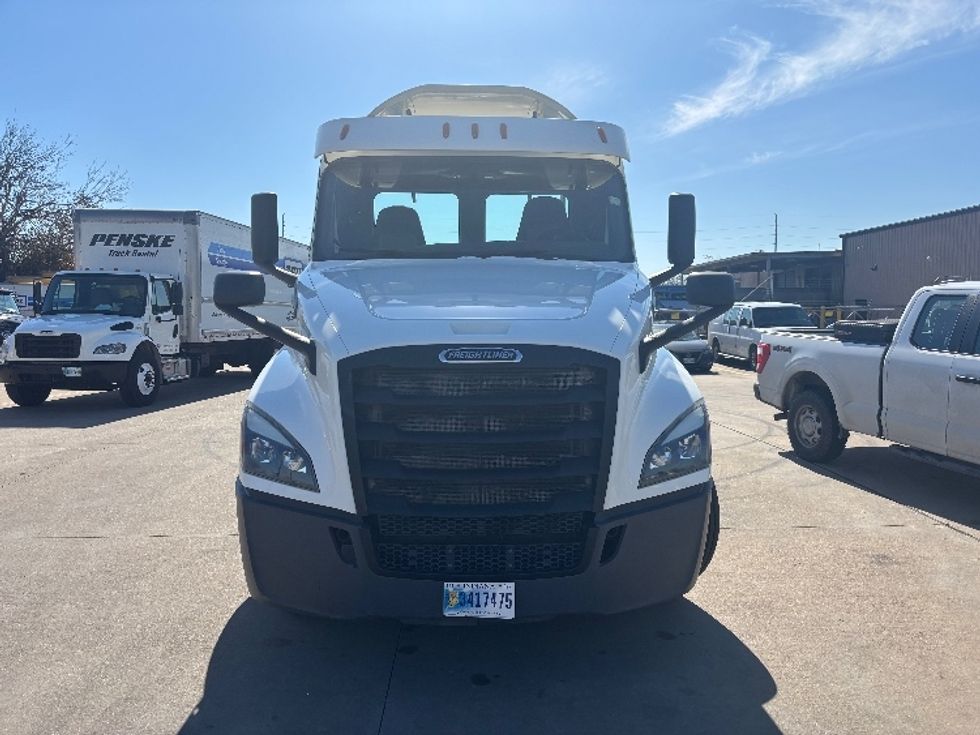 2020 Freightliner Cascadia 126" Day cab photo 2